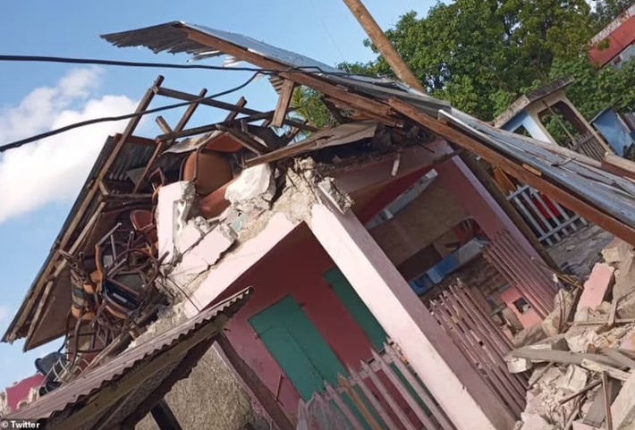 Nhiều cư dân tại thủ đô Port-Au-Prince cũng vội rời khỏi nhà khi cảm thấy mặt đất rung chuyển.