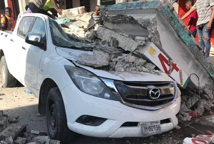 Một chiếc ô tô bị hư hại trong trận động đất. 