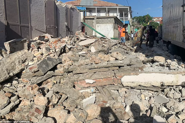 Theo RT, trận động đất mạnh 7,2 độ Richter làm rung chuyển Haiti vào khoảng 8h30 sáng ngày 14/8. Tâm chấn của trận động đất này nằm cách Saint-Louis-du-Sud, một thị trấn với hơn 50.000 dân, 12 km về đông bắc. (Nguồn ảnh: Daily Mail/RT)