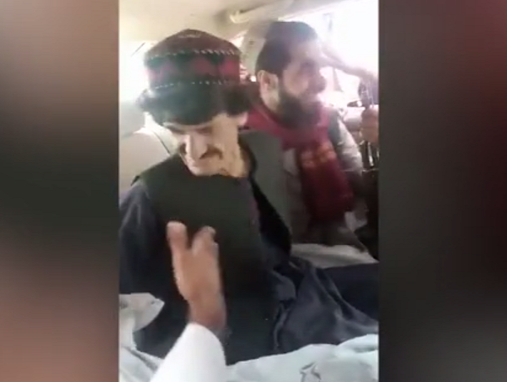 Tuy nhiên, Nazar không hề tỏ ra sợ hãi, ngược lại ông còn tiếp tục mỉa mai, chế nhạo khiến một tay súng Taliban tức giận và tát vào mặt ông. 