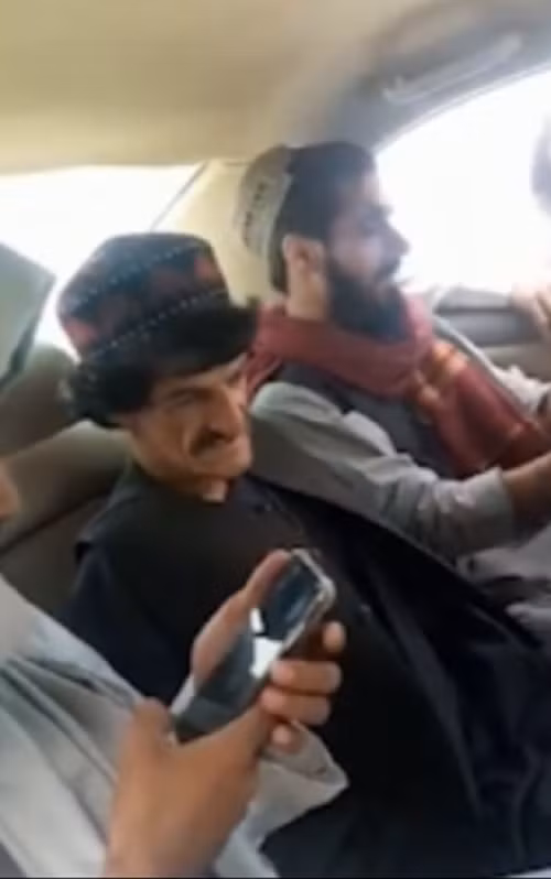 Trong đoạn video ghi lại những phút cuối đời của nam diễn viên hài Afghanistan, ông Nazar Mohammad ngồi giữa hai tay súng Taliban trên xe tới nơi hành quyết. 