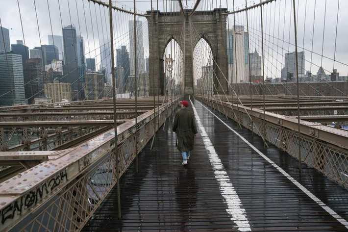 Cây cầu Brooklyn ở thành phố New York rộng thênh thang, chỉ có duy nhất một người hôm 17/3.