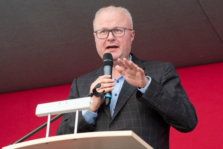 Theo các phương tiện truyền thông địa phương, ông Thomas thường xuất hiện trước công chúng những ngày gần đây, chẳng hạn như để thông báo cho người dân về hỗ trợ tài chính trong cuộc khủng hoảng Covid-19. Ảnh: VD.