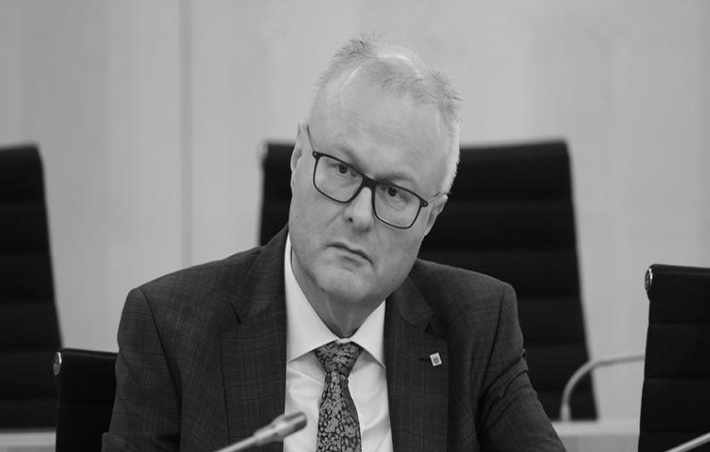 "Sự ra đi đột ngột của Bộ trưởng Tài chính bang Hesse Thomas Schäfer khiến chúng tôi rất sốc. Ông ấy là một trong những chính trị gia giỏi nhất của chúng tôi. Đây là một sự mất mát lớn. Chúng tôi xin gửi lời chia buồn sâu sắc tới gia đình ông ấy", Friedric Merz, người có thể sẽ kế nhiệm Thủ tướng Đức Angela Merkel trong tương lai, viết trên Twitter. Ảnh: DPA.