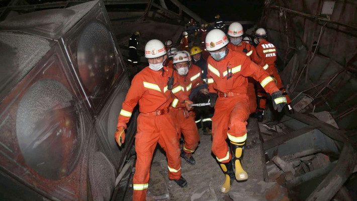 Khoảng 70 người đã bị mắc kẹt trong tòa nhà. Hãng thông tấn Reuters đưa tin, 34 người được giải cứu ra khỏi đống đổ nát của tòa nhà trước 21h30 tối 7/3. Ảnh: Daily Mail.