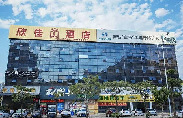 People's Daily cho hay, khách sạn Xinjia được khai trương từ tháng 6/2018, gồm 80 phòng. Ảnh: Daily Mail.