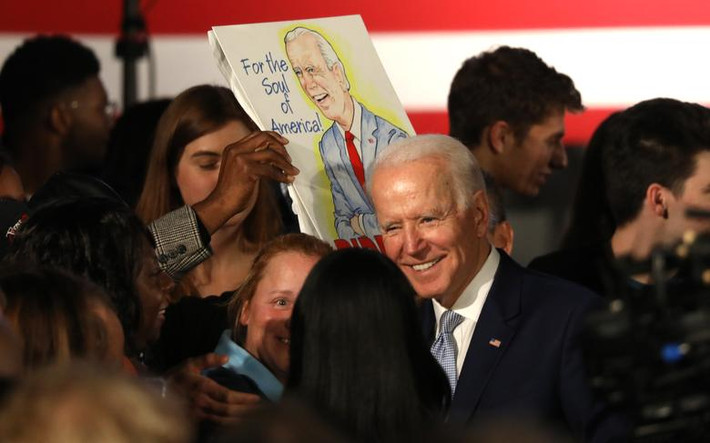 Ông Biden trò chuyện với người ủng hộ sau bài phát biểu tại Columbia, Nam Carolina, ngày 29/2.