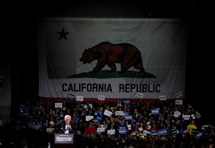 Ứng viên Tổng thống Mỹ Bernie Sanders phát biểu vận động tranh cử tại Los Angeles, California, ngày 1/3.