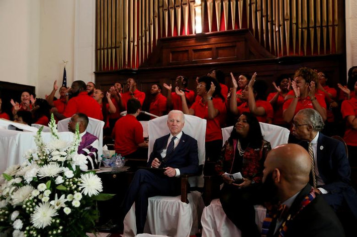 Thống kê của Bloomberg cho thấy, Thượng nghị sĩ Bernie Sanders hiện đang dẫn đầu với 58 phiếu đại biểu. Cựu Phó Tổng thống Mỹ Joe Biden tạm thời xếp thứ 2 với 50 phiếu đại biểu, sau khi giành chiến thắng áp đảo trong cuộc bầu cử sơ bộ gần đây ở bang Nam Carolina.