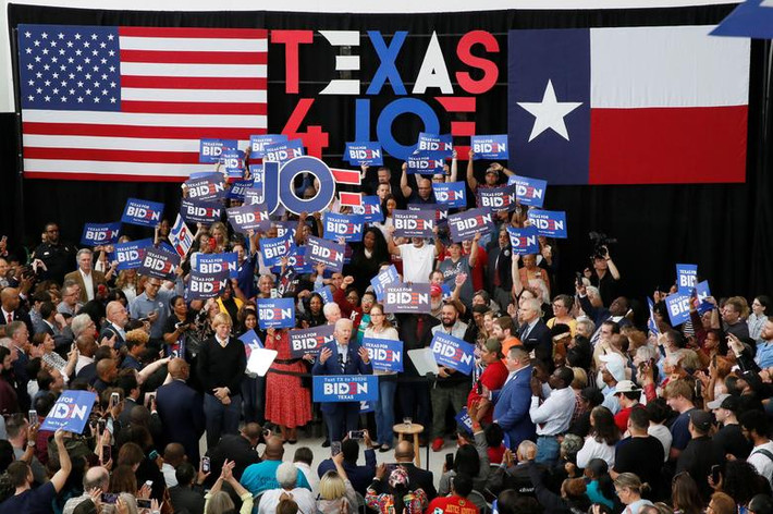 Những người ủng hộ vây quanh ông Biden tại trường Đại học Nam Texas ở Houston ngày 2/3.