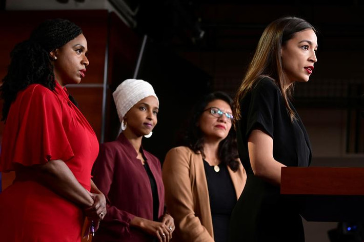 Các nghị sĩ Ayanna Pressley, Ilhan Omar, Rashida Tlaib và Alexandria Ocasio-Cortez tổ chức họp báo tại tòa nhà Quốc hội ở Washington tháng 7/2019.