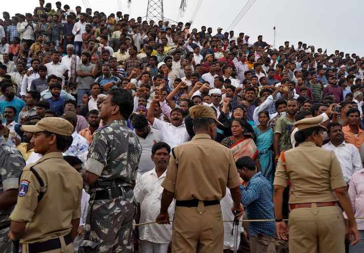 Tuy vậy, vẫn còn không ít phụ nữ trên thế giới là nạn nhân của nạn cưỡng hiếp, bạo hành. Ảnh: Người dân tập trung tại một địa điểm nơi cảnh sát xử bắn 4 đối tượng cưỡng hiếp, sát hại một cô gái 27 tuổi, tại Shadnagar, Telangana, Ấn Độ, ngày 6/12/2019.