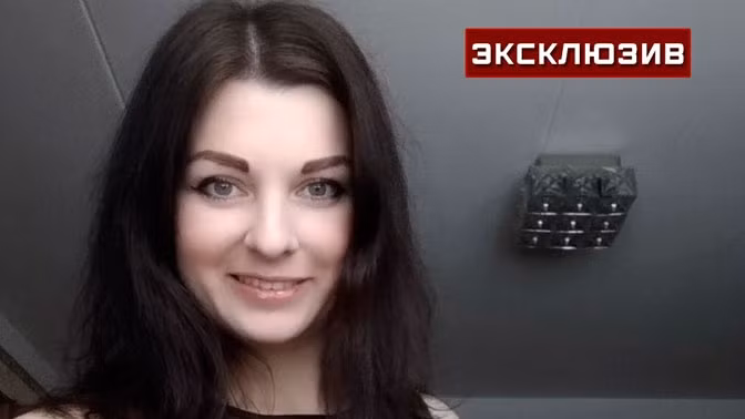 "Tôi thích cách Tổng thống Putin điều hành đất nước. Ông ấy rất mạnh mẽ, quyết đoán và tôi thường xem tất cả các cuộc họp báo của ông ấy. Tôi đã ngưỡng mộ ông ấy từ lâu", cô gái 28 tuổi cho hay. Ảnh: DN.