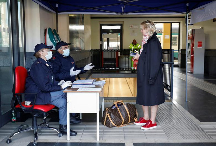 Italy đang là "ổ dịch" lớn nhất Châu Âu. Thủ tướng Italy Giuseppe Conte đã ký sắc lệnh phong tỏa toàn bộ đất nước. Chính quyền nước này cũng yêu cầu đóng cửa, quán bar, nhà hàng, hầu hết các cửa tiệm cũng như cấm việc đi lại không thực sự cần thiết trong nỗ lực ngăn chặn dịch bệnh.