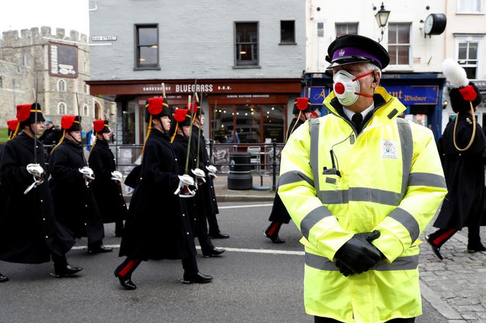 Chính phủ Anh đã đề xuất tăng cường các biện pháp giữ khoảng cách xã hội nhằm hạn chế tình trạng bùng phát dịch Covid-19, bao gồm cách ly tại nhà, làm việc tại nhà và chấm dứt các hoạt động tụ họp đông người.