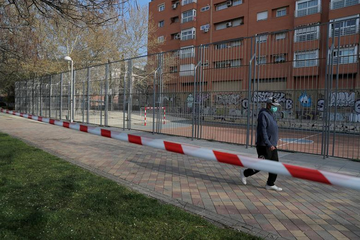 Theo đó, người dân Tây Ban Nha chỉ được phép rời khỏi nhà để mua thức ăn và thuốc men, đến bệnh viện và ngân hàng, hoặc một số trường hợp đặc biệt khác. Ngoài ra, tất cả trường học, nhà hàng, quán bar và khách sạn trên toàn quốc cũng bị đóng cửa.