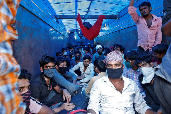 Những người này may mắn lên được một chiếc xe tải để trở về làng ở Ahmedabad ngày 29/3.