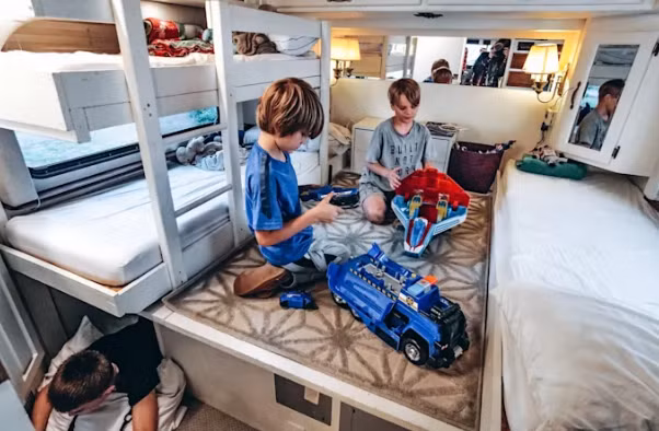 Những đứa trẻ chơi đùa trong phòng ngủ.