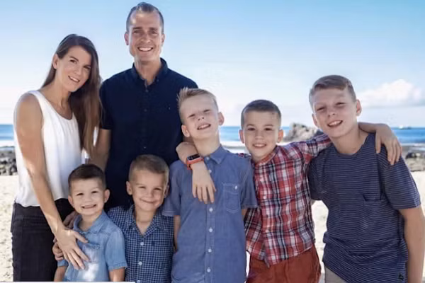 Theo Insider, vào năm 2015, Trent và Siobhán Walker đưa 5 cậu con trai của họ tới California (Mỹ), bởi họ rất thích đi du lịch. Tuy nhiên, gia đình Walker không thể đi du lịch nhiều như họ muốn vì phải thế chấp một ngôi nhà ở Battle Creek, Michigan. (Nguồn ảnh: Insider)