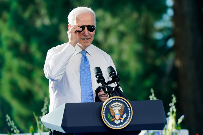 Tổng thống Biden đeo kính râm vào cuối buổi họp báo riêng, sau hội nghị thượng đỉnh với nhà lãnh đạo Nga tại Geneva ngày 16/6.