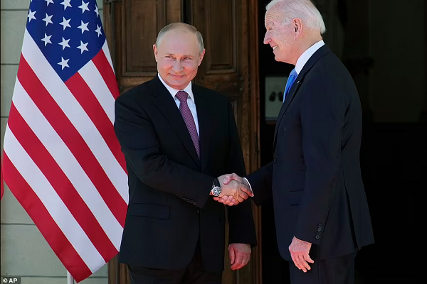 Theo Politico, tại cuộc gặp thượng đỉnh đầu tiên ở Geneva hôm 16/6, Tổng thống Mỹ Joe Biden đã tặng Tổng thống Nga Vladimir Putin một cặp kính mát phi công do công ty Randolph USA, có trụ sở tại bang Massachusetts, sản xuất. (Nguồn ảnh: Reuters/Daily Mail/AP)