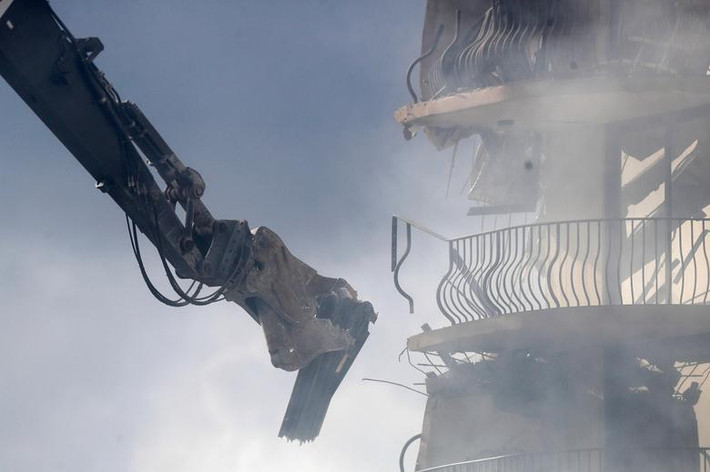 Hiện, các nhà chức trách vẫn đang điều tra nguyên nhân vụ sập nhà.