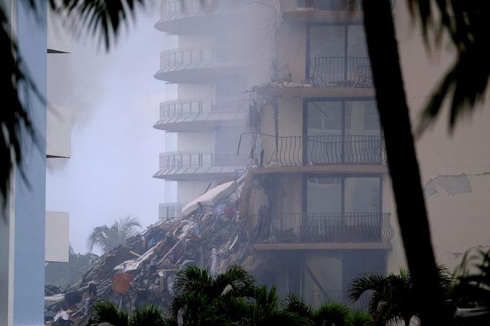 Như tin tức đã đưa, vụ sập chung cư 12 tầng ở Mỹ xảy ra vào khoảng 1h20 giờ sáng ngày 24/6 (giờ địa phương). Khi đó, tòa chung cư Champlain Towers South tọa lạc gần đại lộ Collins ở Surfside, bang Florida, bất ngờ đổ sụp, khiến ít nhất 4 người thiệt mạng và 159 người mất tích.