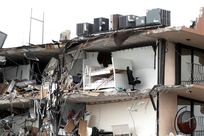 "Việc chống thấm không thành công đang gây ra hư hỏng lớn cho kết cấu bê tông dưới đáy hồ bơi. Nếu không thay lớp chống thấm trong thời gian tới, mức độ hư hỏng của bê tông sẽ ngày càng mở rộng. Việc sửa chữa sẽ rất tốn kém", ông Morabito viết trong báo cáo gần 3 năm trước.