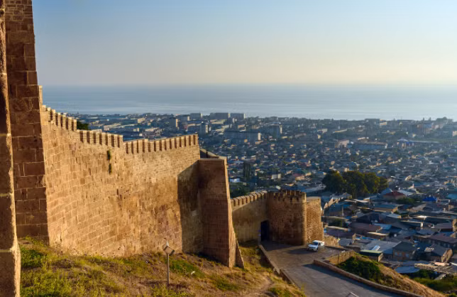 Derbent là một trong những thành phố lâu đời nhất của nước Nga. Nhiệt độ vào mùa hè tại thành phố này duy trì ở mức 35 độ C. Theo Russia Beyond, mùa đông ở đây ấm áp và rất hiếm khi có tuyết.