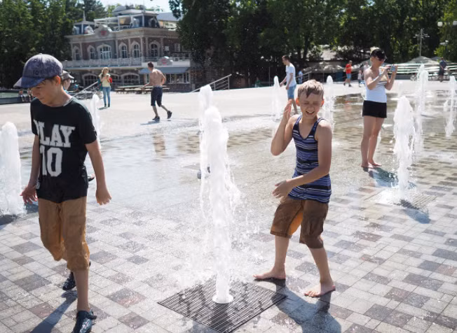 Mùa hè ở Krasnodar kéo dài 5 tháng. Vào tháng 6, nhiệt độ trung bình là 30 độ C, nhưng nhiệt độ vào buổi chiều có lên đến 40 độ.