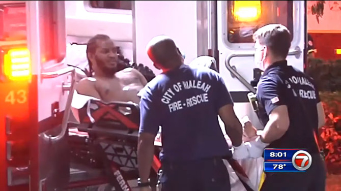 Một người bị thương được đưa đi bệnh viện trong vụ xả súng ở Miami. Ảnh: WSVN.