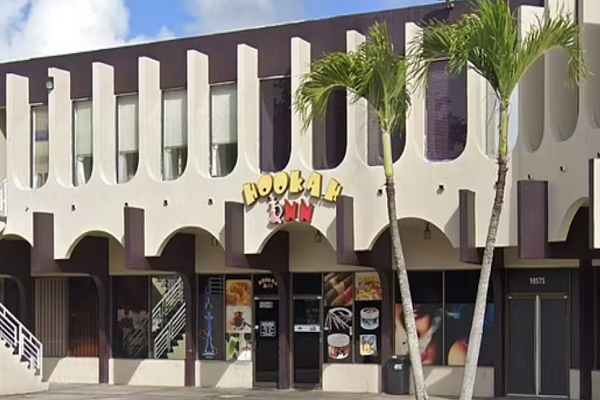 Khi đó, các nghi phạm đi ô tô đã nã đạn vào đám đông thanh niên đang rời bữa tiệc mừng lễ tốt nghiệp tại một trung tâm thương mại ở Miami. Ảnh: Daily Mail.