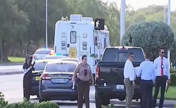 Vụ xả súng kinh hoàng đã khiến ít nhất 3 người thiệt mạng và 5 người khác bị thương. Ảnh: Lực lượng an ninh có mặt tại hiện trường sau khi vụ tấn công xảy ra. Ảnh: Daily Mail.