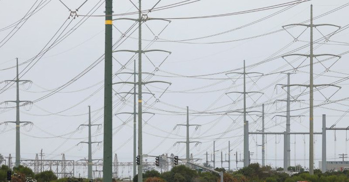 “Cảm giác như ngày tận thế khi cái nóng đạt đỉnh điểm, khói từ các đám cháy rừng và bản tin liên tục về hạn hán”, Reuters dẫn lời Emily Kirkland, một chuyên gia truyền thông của tổ chức phi lợi nhuận tại Phoenix. Ảnh: Reuters.