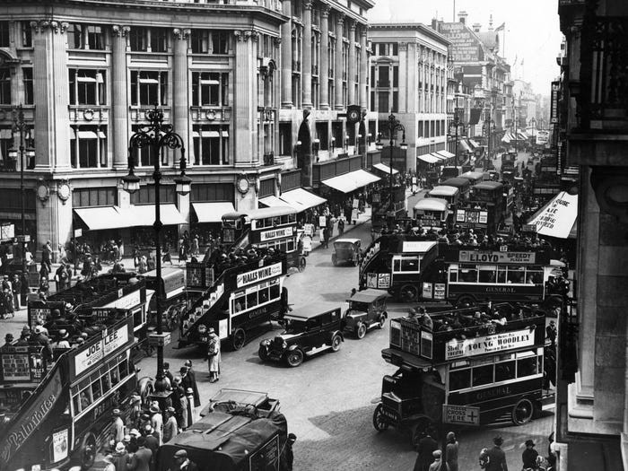 Tương tự như vậy, Phố Oxford cũng không thay đổi nhiều, ngoại trừ cảnh xe hơi, xe buýt tràn ngập đường phố. Ngày nay, Phố Oxford tập trung nhiều cửa hiệu, nhà hàng và rất đông người đi bộ.