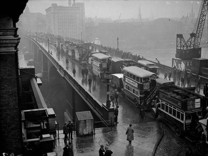 Cảnh kẹt xe trên những cây cầu bắc qua sông Thames vào năm 1920.