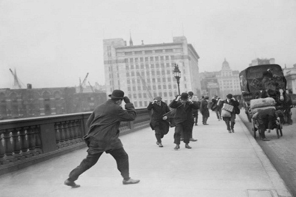 Ngay cả những cây cầu dành cho người đi bộ cũng rất đông đúc.