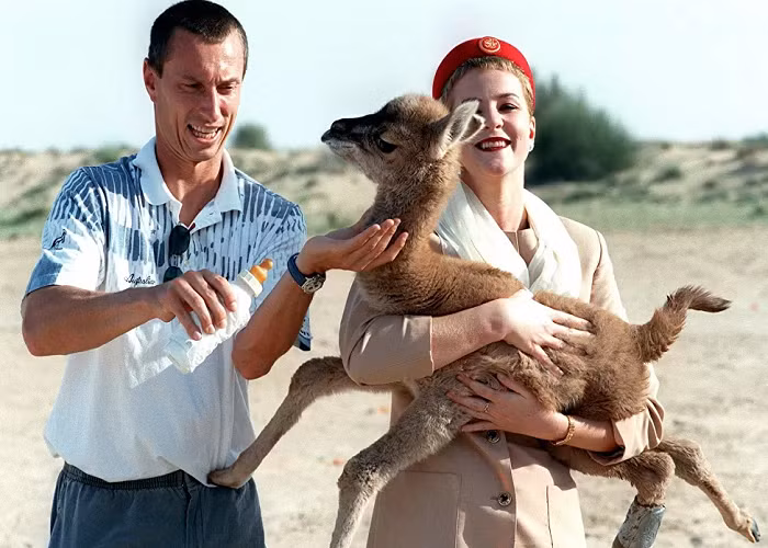 Tay vợt người Séc Cyril Suk (trái) và nữ tiếp viên hàng không Emirati trong bức ảnh chụp năm 1998.