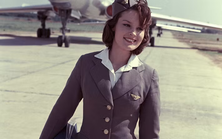 Theo Sputnik, nữ tiếp viên hàng không giống như những thiên thần. Họ xinh đẹp, tài năng và luôn sẵn lòng giúp đỡ người khác. Bộ ảnh của Sputnik dưới đây nói về các nữ tiếp viên hàng không trong thế kỷ 20. Ảnh: Tiếp viên hàng không tại sân bay Sheremetyevo ở thủ đô Moscow, Nga, năm 1964. (Nguồn ảnh: Sputnik)