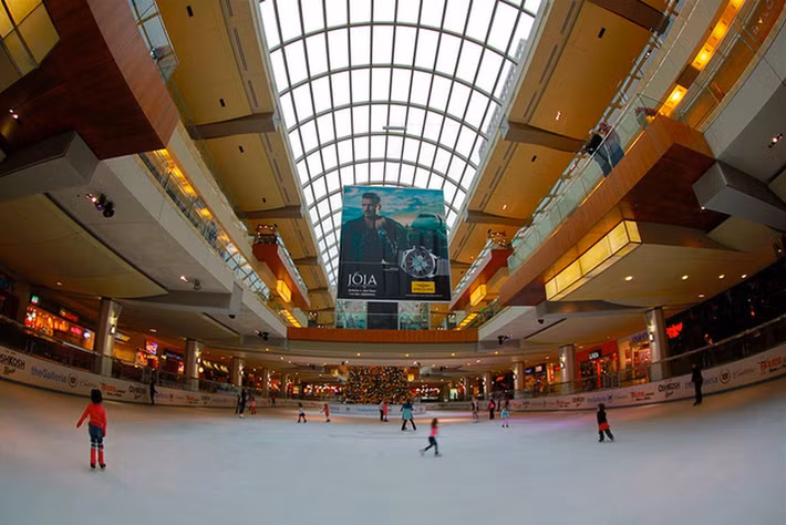 Houston Galleria, được mở cửa vào năm 1970, là trung tâm mua sắm lớn nhất ở bang Texas. Trung tâm này có 4 tầng với hơn 375 cửa hàng. Ảnh: Flickr.