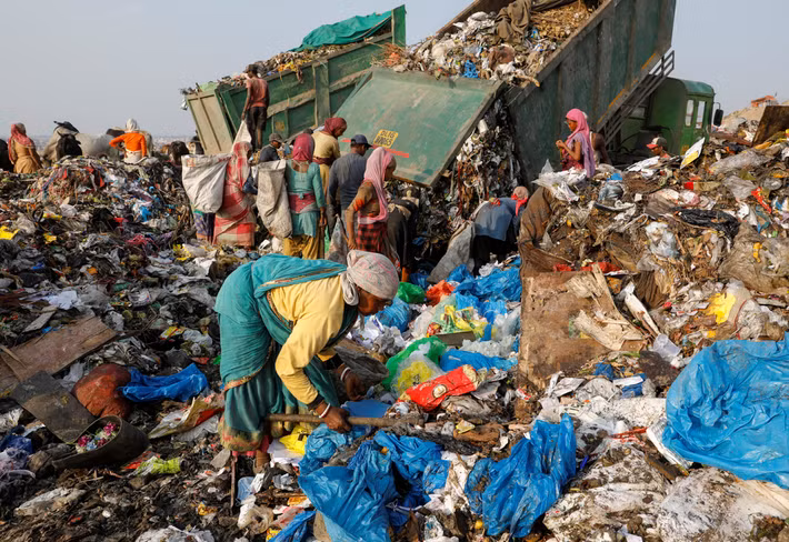 Tuy nhiên, trong vài tháng qua, lượng chất thải y tế được đổ ra bãi rác này ngày càng nhiều do ảnh hưởng của đại dịch COVID-19. Theo các chuyên gia, tình trạng này tạo ra mối nguy cơ lớn cho những người mưu sinh ở bãi rác.