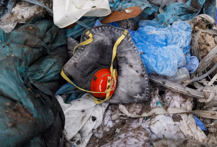 Bãi rác rộng 21 ha chứa đầy dụng cụ xét nghiệm COVID-19 đã qua sử dụng, đồ bảo hộ, băng y tế dính máu...cùng với đó là hàng trăm tấn chất thải hàng ngày từ khắp các cơ sở trong thành phố đổ về.