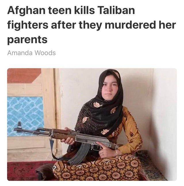 Bức ảnh thiếu nữ đội khăn trùm đầu và cầm súng được lan truyền nhanh chóng trên mạng xã hội. Ảnh: Reddit.