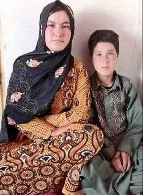 "Hai ngày đầu, chị em Gul vẫn còn sốc và không thể nói gì nhiều. Nhưng hiện tại, tinh thần của hai đứa trẻ đã ổn định", Aber cho hay. Twitter.