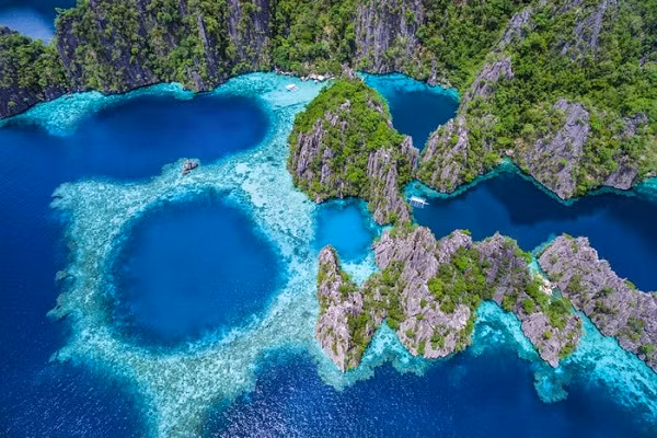 "Cảnh đẹp thiên nhiên (trên đảo Palawan) thật ấn tượng. Nơi đây có những bãi biển, khu nghỉ dưỡng và phong cảnh đẹp hơn bất cứ nơi nào khác", một du khách từng nói.