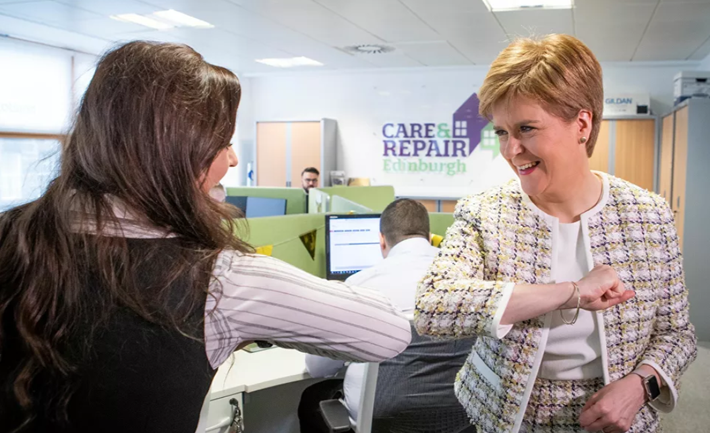 Bộ trưởng Thứ nhất của Scotland Nicola Sturgeon (phải) chào hỏi bằng cùi chỏ tại Edinburgh ngày 18/3/2020.