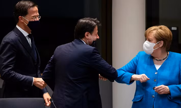 Thủ tướng Đức Angela Merkel chào Thủ tướng Italy Giuseppe Conte bằng cách chạm khuỷu tay tại cuộc họp bên lề Thượng đỉnh EU ở Brussels, Bỉ, ngày 18/7. Các nhà lãnh đạo EU đều đeo khẩu trang để phòng ngừa lây nhiễm COVID-19.