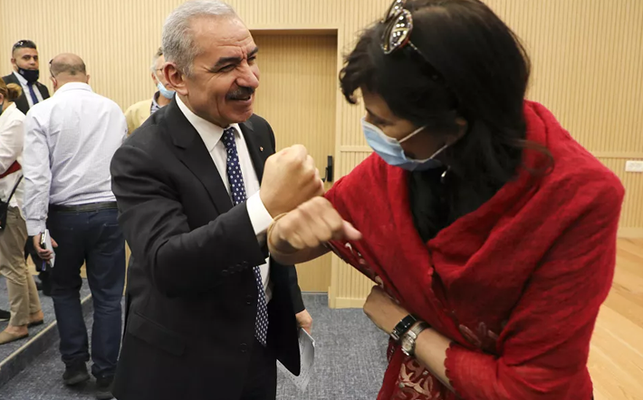 Thủ tướng Palestine Muhammad Shtayeh (phải) chào một phóng viên sau buổi họp báo ở thành phố Ramallah, Bờ Tây, ngày 9/6/2020.