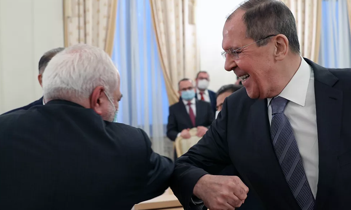 Bộ trưởng Ngoại giao Nga Sergei Lavrov chạm cùi chỏ với người đồng cấp Iran Mohammad Javad Zarif trong cuộc họp tại thủ đô Moscow, Nga.