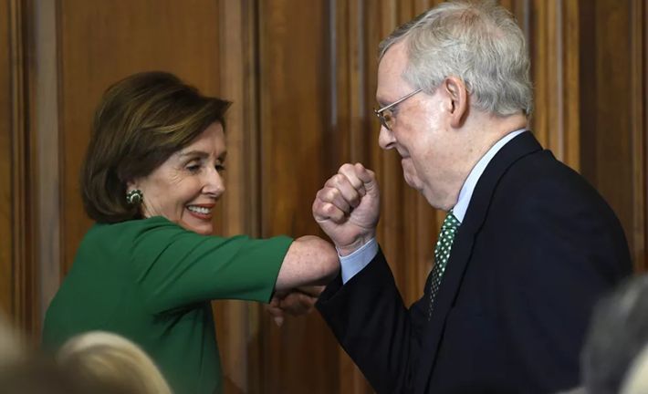 Chủ tịch Hạ viện Mỹ Nancy Pelosi (trái) và lãnh đạo phe đa số tại Thượng viện Mỹ, Mitch Connell, chào nhau khi dùng bữa trưa với Thủ tướng Ireland Leo Varadkar tại Điện Capitol ngày 12/3/2020.